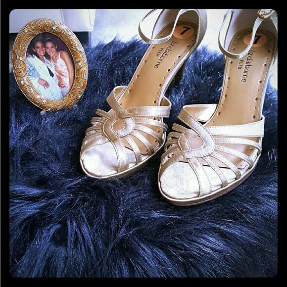 GLITZ & GLAM HOLIDAY HEELS🎋🎋🎋 - Picture 1 of 4